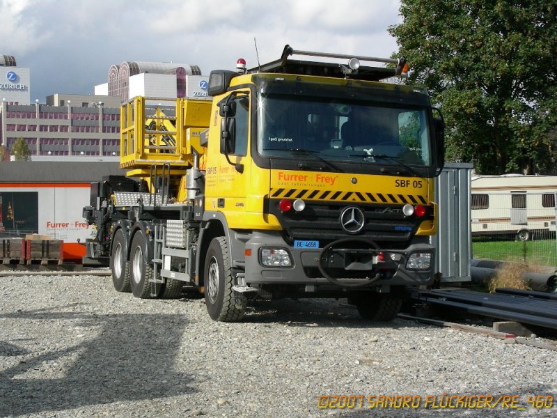 Die Firme Furrer + Frey braucht diesen Zweiweg-Actros f�r Fahrleitungsmontagen.