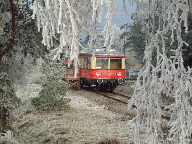 Die Flachstrecke in Lichtenhain, BR 479 im Dezember 2002,klirrender Frost und eine malerische Kulisse. Die Oberweibacher Berg-und Schwarzatalbahn einmalige Attraktion der Bergbahnregion.