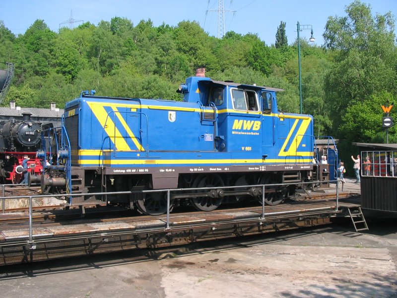 Die  Flanke  der V60, BR 260, in aufflliger Lackierung der Mittelweserbahn am 28.04.2007 auf der Drehscheibe des Eisenbahnmuseum Bochum-Dahlhausen.
Ganz ehrlich, ich mag Sie lieber im klassischem Altrot.