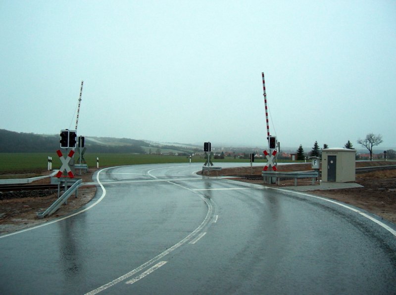 Die  Flatterbandschranke  an der Unstrutbahn zwischen Vitzenburg und Karsdorf ist seit kurzem Geschichte und wurde durch eine moderne Schrankenanlage ersetzt; 03.12.2008