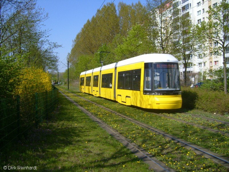 Die Flexity war am 16.04.2009 auf der M5 unterwegs - hier kurz vor der Endhaltestelle Zingster Str. Es ist der Wagen ERK 3001 (GT6-08).
ERK = Einrichter Kurz