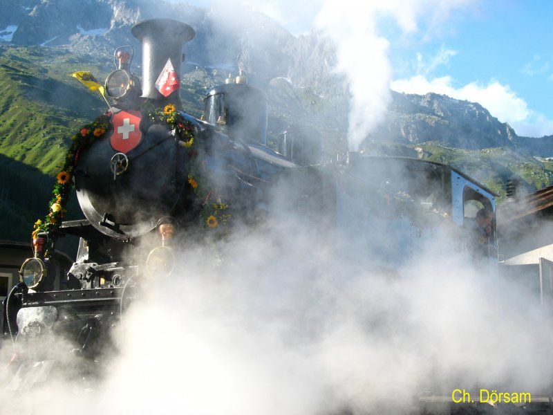 Die FO 4 stand am Abend am 23.06.2007 im Depot in Realp
auf der Drehscheibe.Hier wurde eine spezielles Fotoprogramm 
gemacht.Die geschmckte FO 4 unter Dampf sie fuhr danach in 
den Lokschuppen.