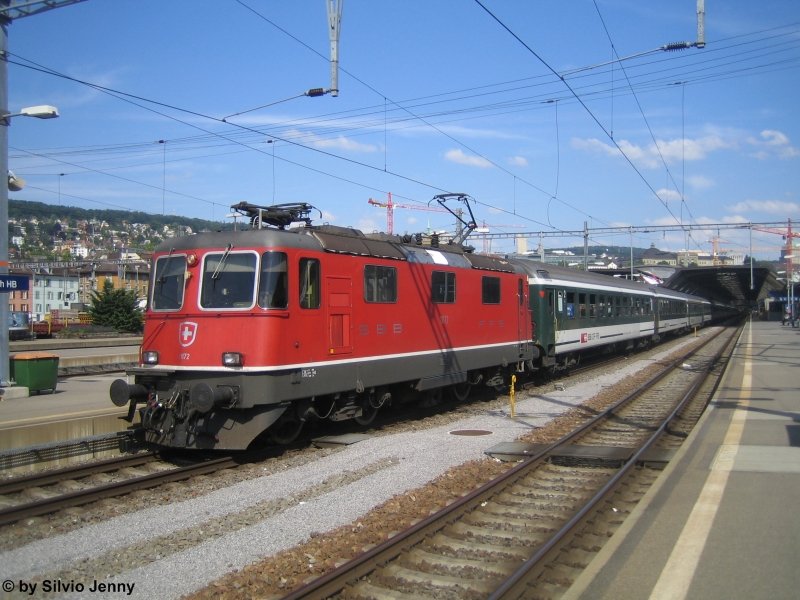 Die Folien-BoBo, besser bekannt unter der Nummer Re 4/4'' 11172 mit IR 781 nach Chur am 20.6.08 in Zrich HB.