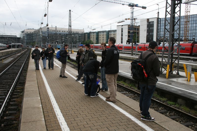 Die Fotografen Truppe am Mnchner Hbf. Bahnbilder Treffen 16.05.2009.