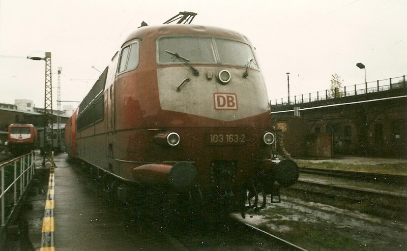 Die Frankfurter 103 163 stand an einem Regentag im November 1998 im damaligen Bh Berlin Hbf(Ostbf).