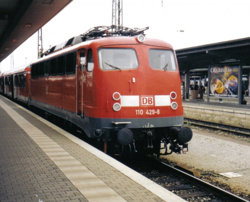 Die Frankfurter 110 429 im Hbf von Wrzburg. Die Lok kam aus Bamberg, wohin sie auch wieder zurck fuhr. Aufgenommen am 04.06.2001