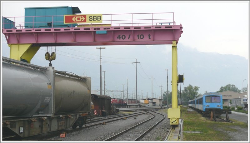 Die franzsischen XRABx und XBDx warten in Buchs SG auf den Weitertransport Richtung Osten. (02.05.2009)