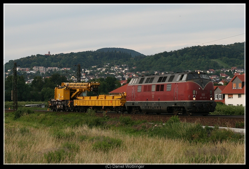 Die Frau Zweihundert 221 122 am 17. Juni 2009 bei Grosachsen-Heddesheim.