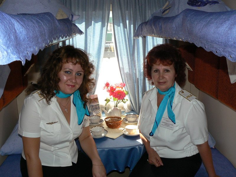 Die Frauen-Schaffner im Abteil des neuen russischen Schlafwagens an der Station Saratow, 02.08.2007.