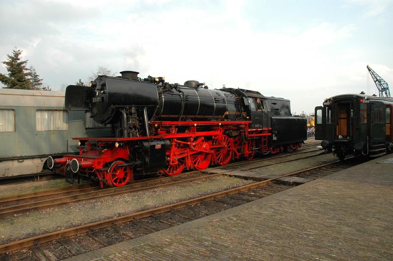 Die frisch aufgearbeitete Dampflok 23 071 der Museumsbahn VSM (Apeldoorn-Dieren) auf Probefahrt im Bahnhof Beekbergen. 26.03.2005