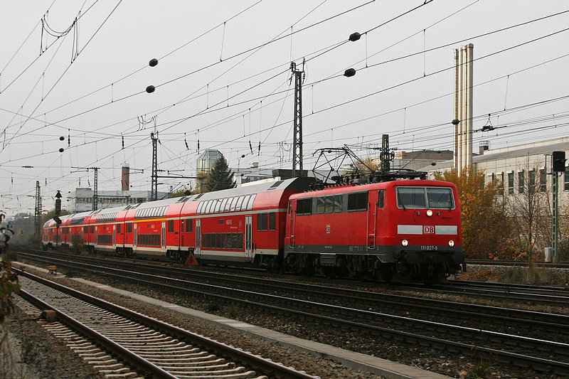 Die frisch entklebte und daher noch sehr saubere 111 027 mit RB 30023 am 31.10.2009 am Heimeranplatz in Mnchen.