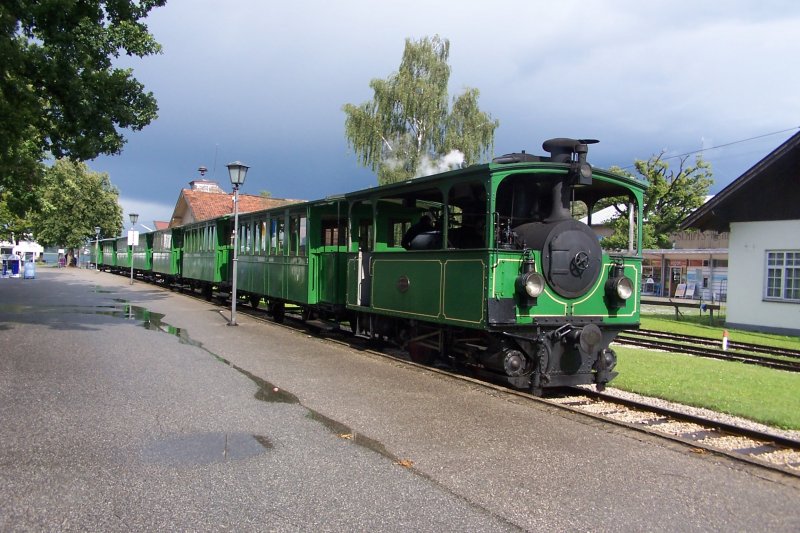 Die frisch geduschte Chiemseebahn am 10. Juli 2007 in voller Lnge. Beeindruckend war die Beschleunigung der kleinen Maschine, bei den schmierigen Schienen.