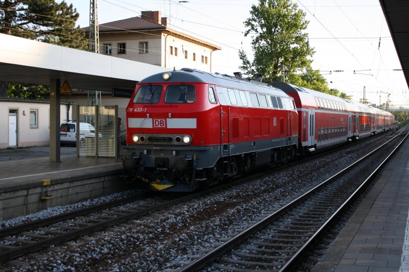 Die frisch hauptunersuchte 218 433-1 ist ein Neuzugang im Mhldorfer 218-Park. Rev.-Datum ist der 03.03.09. Hier fhrt sie mit ihrem RE nach Mhldorf gerade in Markt Schwaben ein. 07.05.09