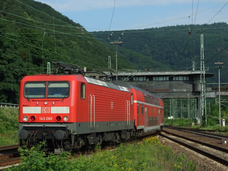 Die frisch hauptuntersuchte 143 280 ist am 14.06.08 mit ihrer Regionalbahn nach Mainz bei der Einfahrt von Bingen Hbf