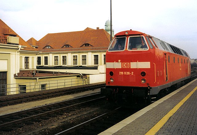 Die frisch Hauptuntersuchte 219 026-2 im April 1998 in Grlitz. Sie setzte sich an RB8341 nach Zittau.