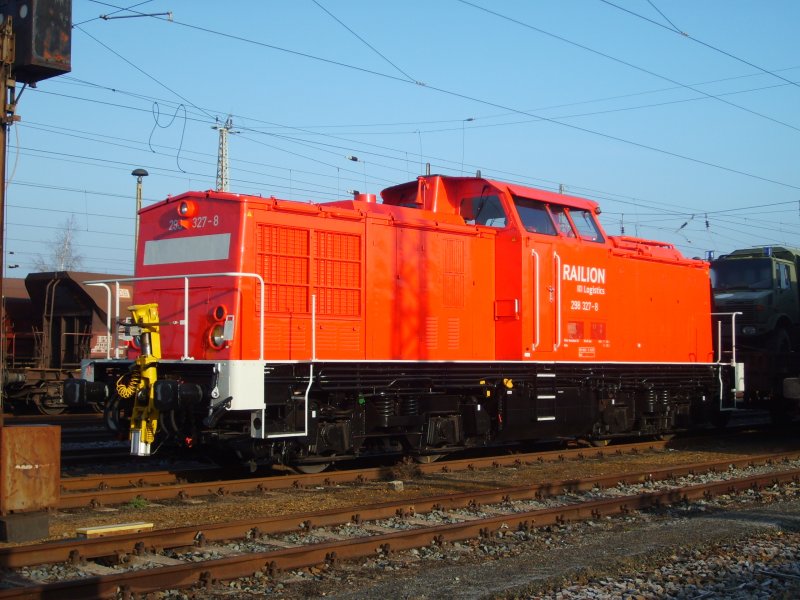 Die frisch hauptuntersuchte 298 327-8 (BCSX 11.10.07) konnte im Bahnhof Finsterwalde am 28.11.07 fotografiert werden.