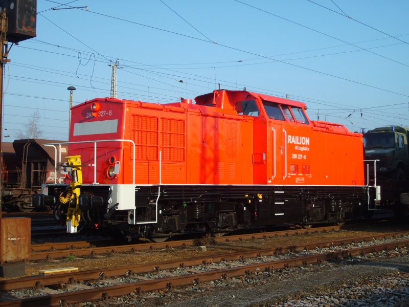 Die frisch hauptuntersuchte 298 327-8 (BCSX 11.10.07) konnte im Bahnhof Finsterwalde am 28.11.07 fotografiert werden.