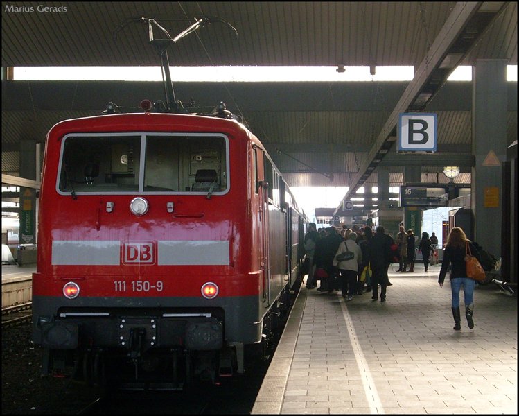 Die frisch lackierte 111 150 am Schluss eines Regionalexpresses in D�sseldorf Hbf (leider wei� ich nicht welche Linie, auf dem Stw stand RE5 Aachen Hbf, auf den Wagen wechselten sich RE1 Aachen und RE5 Aachen ab.) 21.3.2009
