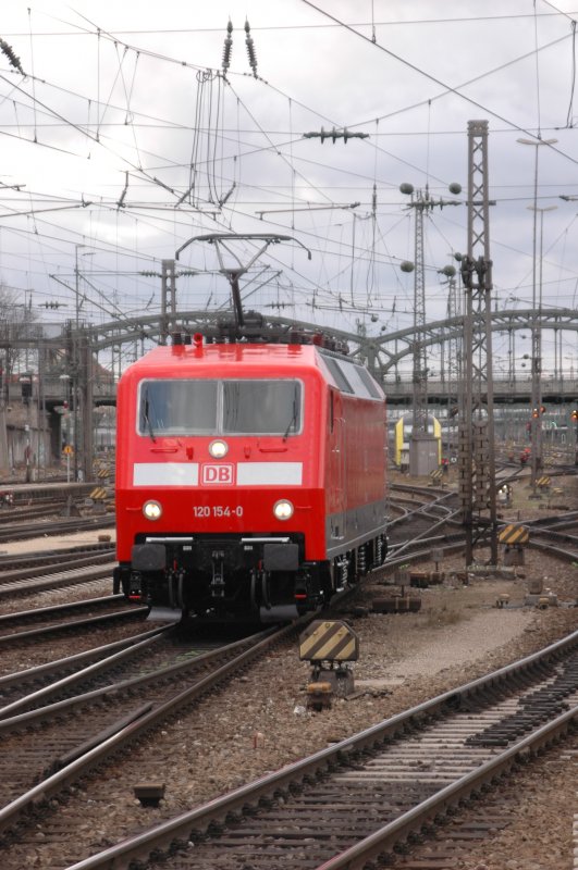 Die frisch lackierte 120 154 an einem windigen 2.M�rz im M�nchner Hbf