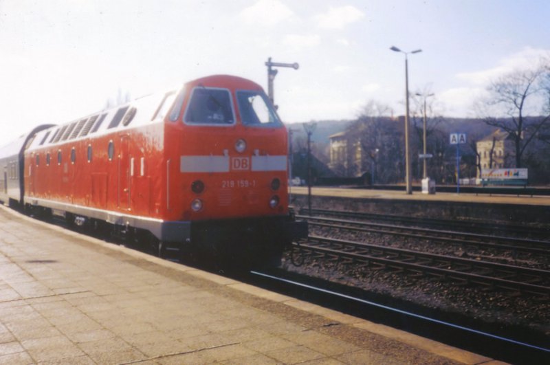 Die frisch Lackierte 219 159-1, erreichte im Februar 2000 mit RB 26068 von Altenburg den Hbf Gera.