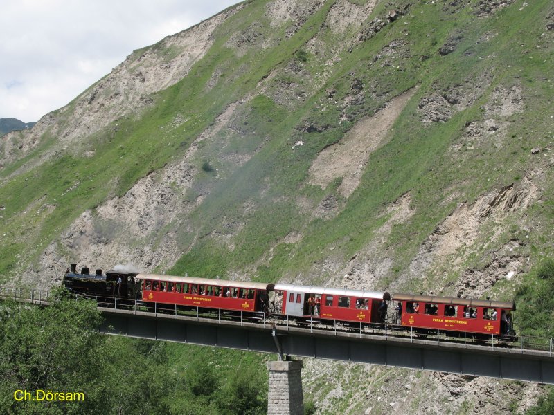 Die frisch revidierte Dampflok FO 4 und der 
Reisezugwagen B 4222 fuhren am 24.06.2007
ber die Wilerbrcke Richtung Gletsch

