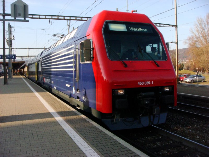Die frisch revidierte Re 450 035 als S3 nach Wetzikon beim Halt in Dietikon am 25.02.2008