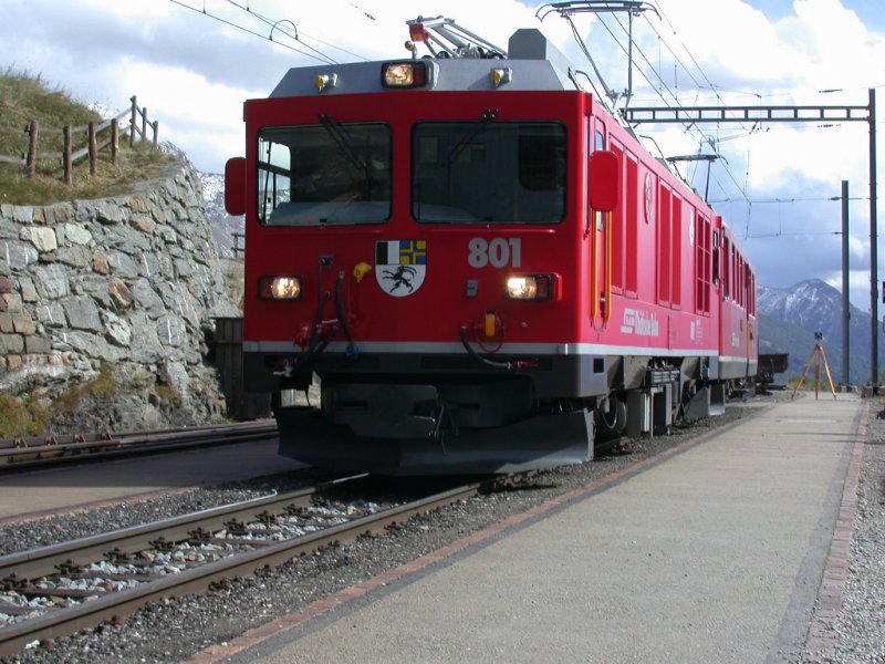 Die frisch revidierte Zweikraftlok Gem 4/4 Nr.801 hilft als Vorspannlok dem Triebwagen mit seinem Regionalzug ber den Berg. Einfahrt in Alp Grm von Poschiavo am 18.09.2001.