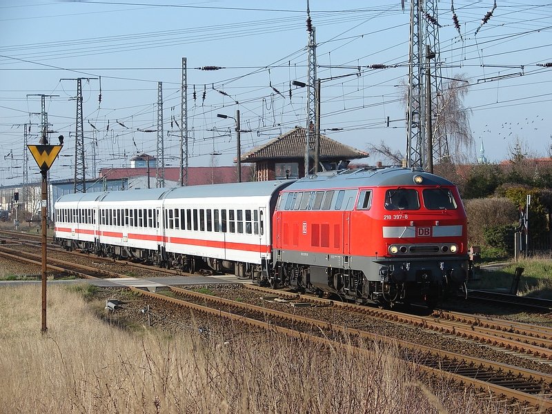 Die frisch untersuchte 218 397 schleppte den ersten IC 1804 der Saison nach Heringsdorf. Dies bewarte sie aber nicht davor, am Folgetag die Rckleistung aus technischen Grnden nicht fahren zu knnen. (03.04.09)
