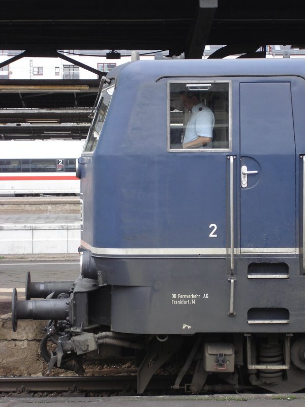 Die Front der 181 206. Aerodynamik=0. Die Lokomotive sieht aber trotzdem(oder vielleicht gerade deswegen?) schick aus.