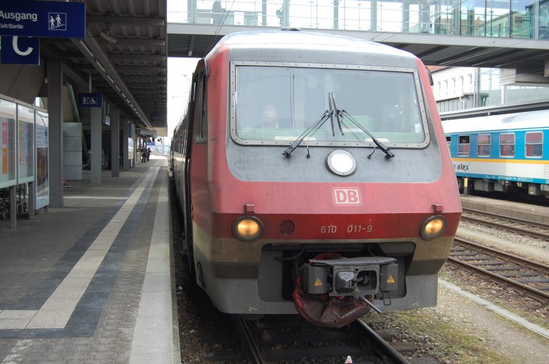 Die Front eines 610, so wie sie uns an diesem Tag zahlreich vor die Kamera fuhren, ziemlich ausgenudelt und v�llig verdreckt. Ist das die Wertsch�tzung der DB den Kunden gegen�ber? 