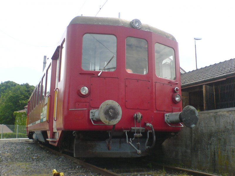 Die Front (Seite Rorschach) des BDhe 2/4 23 aus der Froschperspektive. 