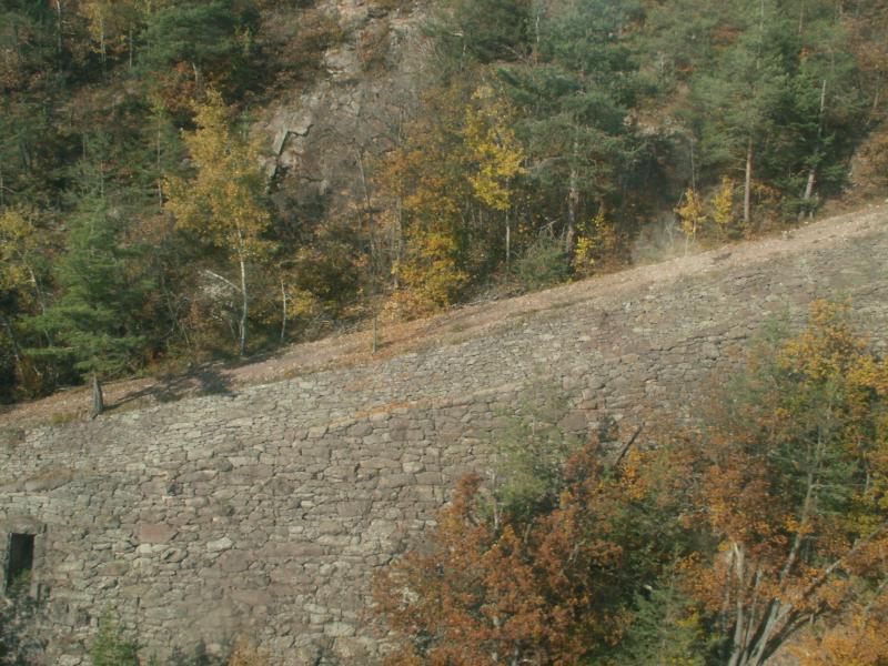 Die frhere Zahnradbahn Trasse,von der Seilbahn aus aufgenommen.1966 wurde die Zahnradbahn,die vom Waltherplatz in Bozen nach Maria Himmelfahrt fhrte,durch eine Seilschwebebahn ersetzt. Oberbozen 27.10.05
