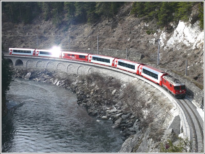 Die Frhlingssonne bricht sich in den Panoramafenstern des GlacierExpress 910. Zuglok ist Ge 4/4 II 620  Zernez . (02.04.2009)