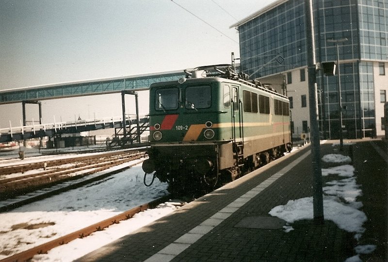 Die frhre 109 013 jetzt als 109-2 bei der Georg Verkehrs Gesellschaft im Dienst an einem verschneiten Morgen am Bahnsteig in Mukran.