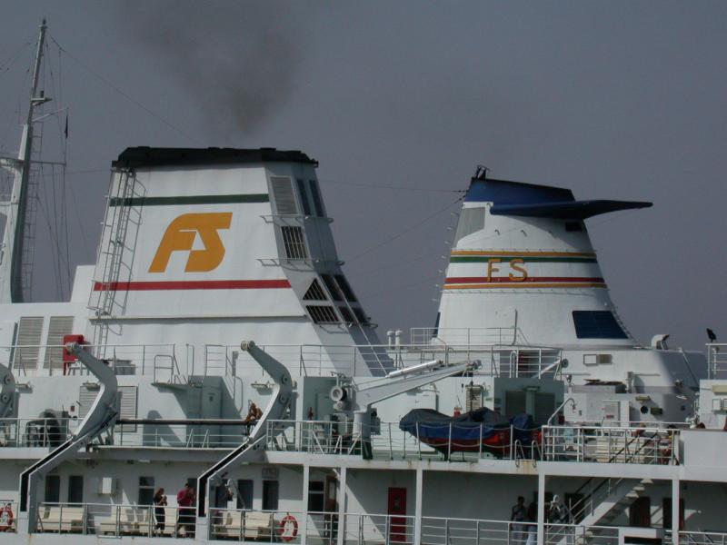 Die FS Fhren ber die Meerenge von Messina werden wohl noch einige Zeit weiterfahren, nachdem Berlusconis Brckentraum vermutlich gescheitert ist. (05.08.2002)