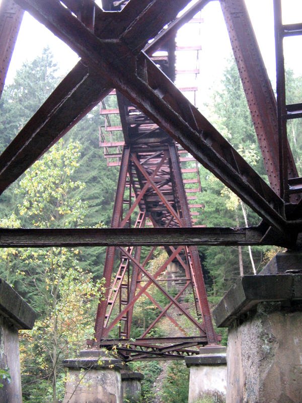 Die Fuchsbrunnenbrcke(63,10m lang, 16,74m hoch, gebaut von Klnne Dortmund 1899) von unten gesehen. Rost nagt unaufhrlich an der filigranen Konstruktion, aber noch steht sie. 03.10.07