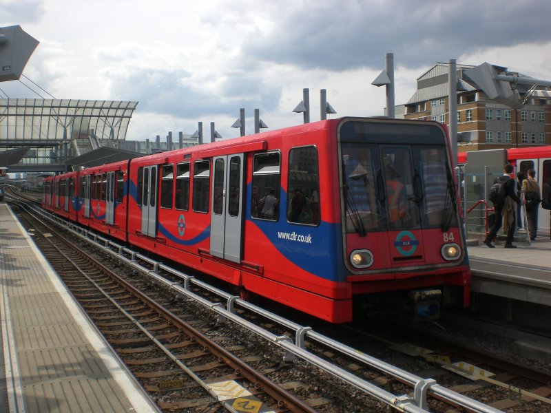 Die fhrerstandslose DLR-Bahn nach Tower Gateway fhrt ein in die Station Poplar.

