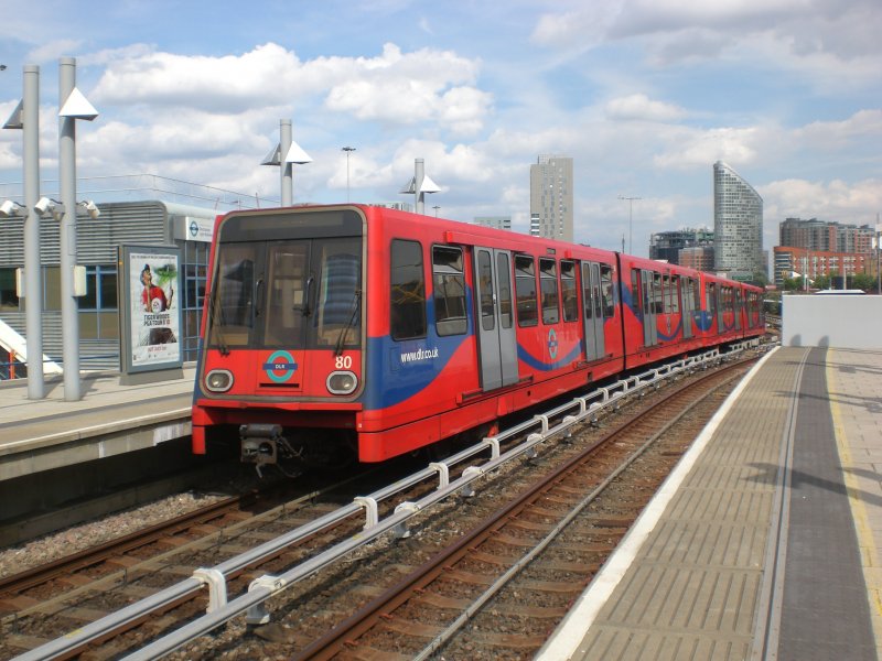 Die fhrerstandslose DLR-Bahn nach Tower Gateway fhrt ein in die Station Poplar.