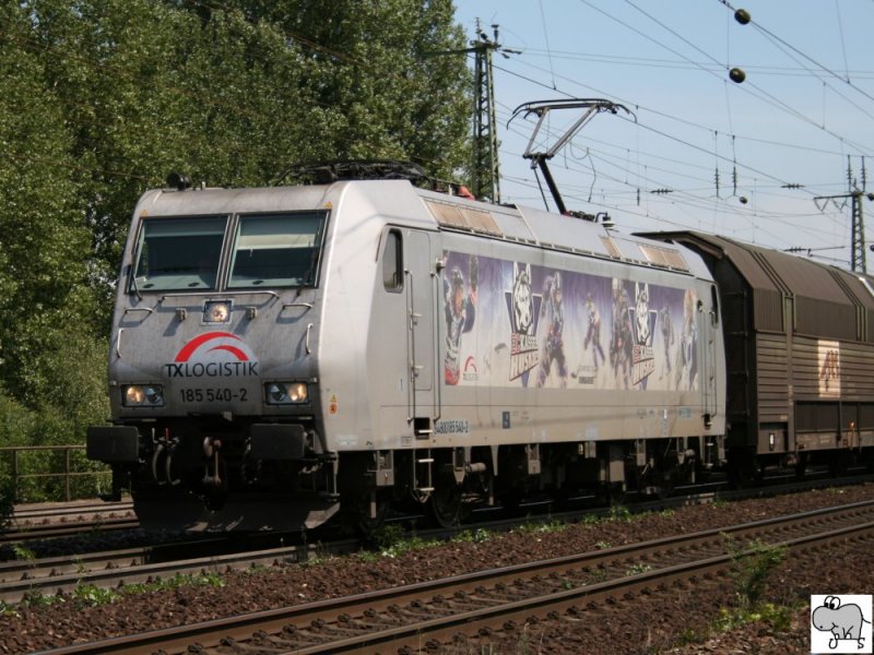 Die fr das Eishockey Team  Kassel Huskys  werbende TXLogistik Lok 185 540-2 verlsst am 30. Juli 2008 mit einen Autotransportzug die Stadt Frth / Bayern in Richtung Wrzburg.