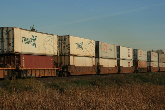 Die f�r europ�ische Ma�st�be unm�glichste Art sind wohl die �bereinander gepackten �berssecontainer. Man beachte den �berstand des 55ft Container �ber den 50ft Container. Es werden auch 55ft Container �ber 40ft Container gestapelt. Die Vielfalt kennt keine Grenzen...