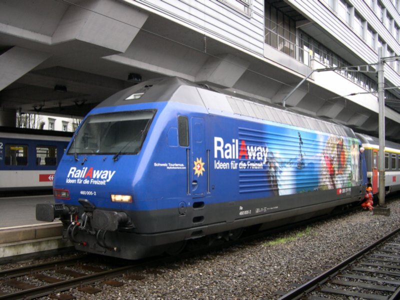 Die fr meine Begriffe derzeit schnste schweizer Werbelok, Re 460 005-2  Val d´Anniviers , wird am 08.04.2005 ab Luzern einen InterCity ber den Gotthard nach Chiasso bringen. Die Lok wirbt fr den SBB Freizeitanbieter  RailAway . 