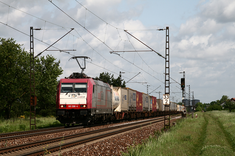 Die fr das Unternehmen „Crossrail“ fahrende 185 596 ist am Morgen des 16. Mai 2009 mit einem Ewals-KV Zug ber die KBS 700 unterwegs in Richtung Graben-Neudorf. Die Aufnahme entstand bei Wiesental.