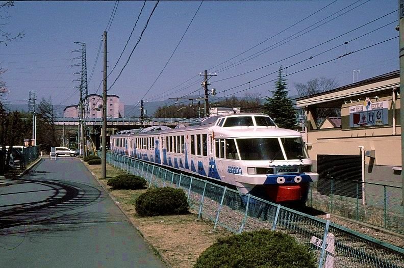 Die Fujiky-Bahn: Einer der beiden Panoramazge; es handelt sich um alte Expresszge der Staatsbahn (Serie 165), die 1987 fr Sonderfahrten umgebaut wurden und 2001 an die Fujiky-Bahn bergingen. Hier ist Zug 2001 in Fujiky Highland, 2.April 2002.  