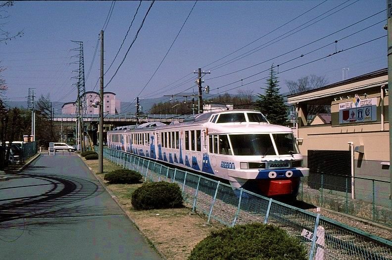 Die Fujikyû-Bahn: Einer der beiden Panoramazüge; es handelt sich um alte Expresszüge der Staatsbahn (Serie 165), die 1987 für Sonderfahrten umgebaut wurden und 2001 an die Fujikyû-Bahn übergingen. Hier ist Zug 2001 in Fujikyû Highland, 2.April 2002.  