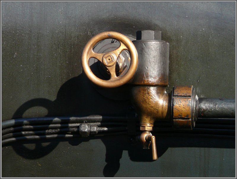 Die Funktion dieses Rades/Ventils an der Kesselseitenwand der G 4/5 108 der RhB kenne ich auch nicht. Wer weiss mehr? (19.02.2008)