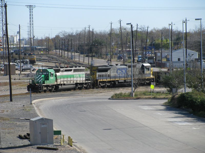 Die FURX Lok 3049 und die CSX Lok 7597 mit einem Gterzug am 1.1.2008 in Houston (Texas).