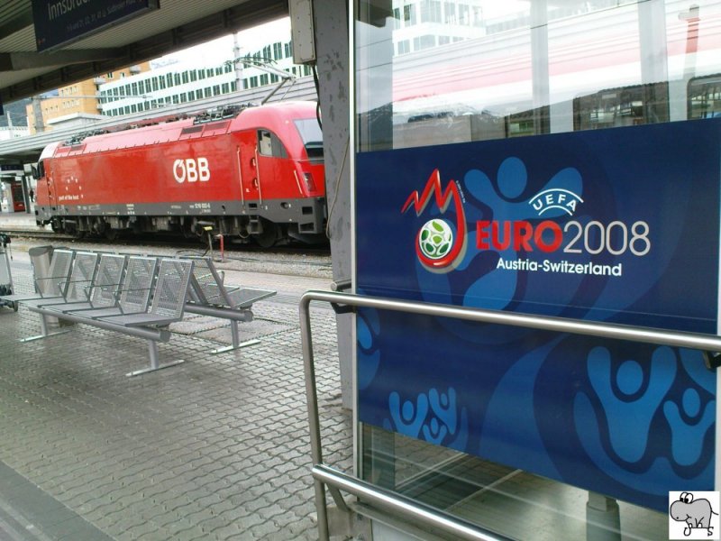 Die Fuball-Europameisterschaft wirft Ihre Schatten am 17. Mai 2008 voraus. Der gesamte Bahnhof von Innsbruck wurde mit Motiven fr die Euro 2008 versehen. Auf dem Bild ist das Symbol der Euro 2008 auf einer Wartehalle zu sehen, whrend im Hintergund Lok 1216 002 mit einen Personenzug auf die Streckenfreigabe wartet.