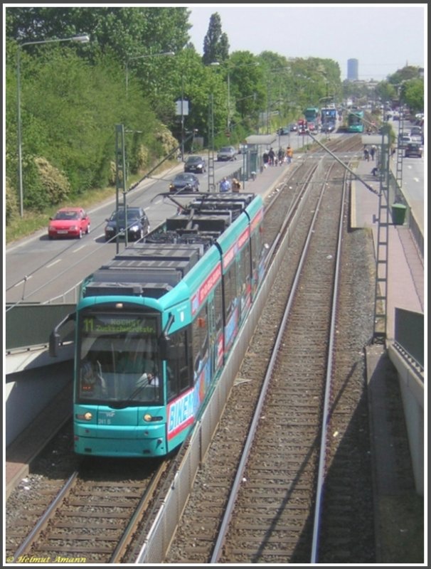 Die Fugngerbrcke, die an der Haltestelle Jgerallee die Gleise berquert, ist ein guter Fotopunkt in beide Fahrtrichtungen. Am 04.05.2007 beschleunigte der Fahrer den S-Triebwagen 241 auf dem 2. Zug der Linie 11 nach Hchst nach der Abfahrt von der Haltestelle. 