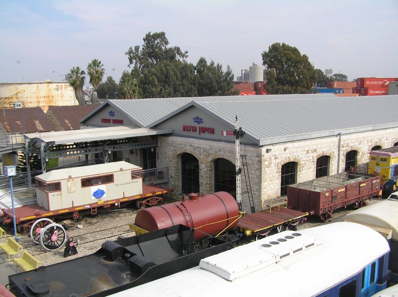 Die Fu�g�ngerbr�cke verbindet die Stadt mit dem Eisembahnmuseum und dem Hafen und bietet auch sch�ne Blicke auf das kleine Museum, welches am 08.02.2007 aber geschlossen hat.