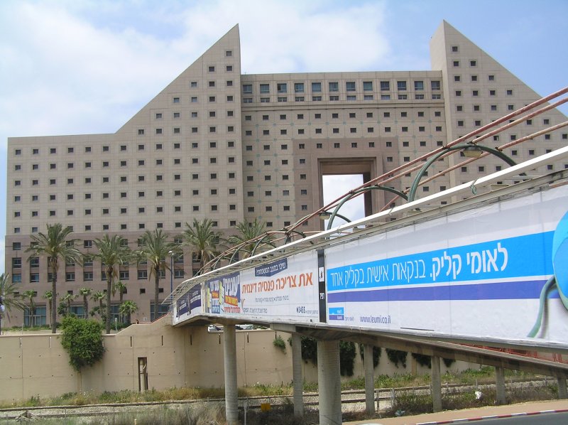 Die Fugngerbrcke zum Hotel  Le Meridien  ber die Strecke Tel Aviv-Haifa und den Kstenhighway. Die Zimmer Richtung Meer drften begehrter und auch teurer sein. Haifa 13.05.2007